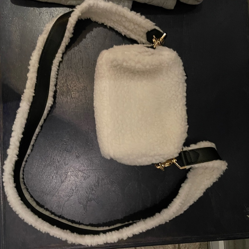 Stella & Dot white shearling crossbody, brand new condition - Picture 2 of 3